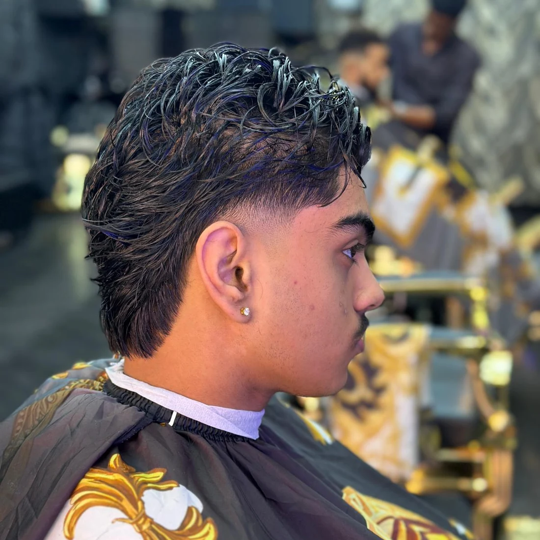 Strak afgewerkt kapsel met fade, geknipt bij L’Artiste